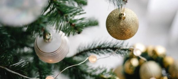 Bring the Holidays Home With You: Best Practices for Selecting an Alluring Artificial Christmas Wreath and Garland